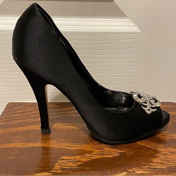 RSVP Dressy Closed Toe Pump Heels Black With Rhinestone Detail on Toe Size 5.5 - Picture 3 of 15